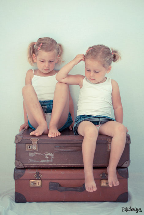 tatidesign-fotoshoot-zusjes-vintage-koffer