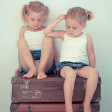 tatidesign-fotoshoot-zusjes-vintage-koffer