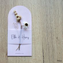 trouwkaart-met-droogbloemen-bloemen-halfrond-tatidesign